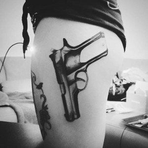 tatouage femme pistolet