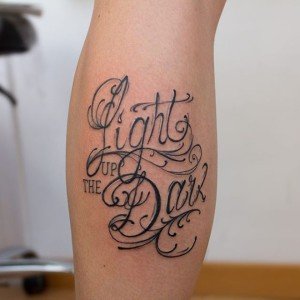 tatouage fin calligraphie