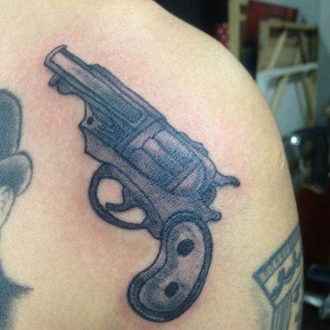 tatouage fin pistolet