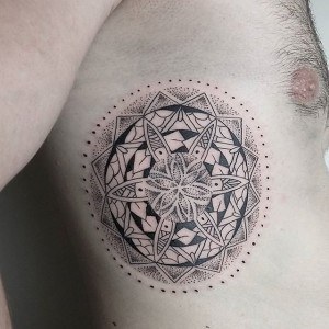 tatouage flanc ethnique