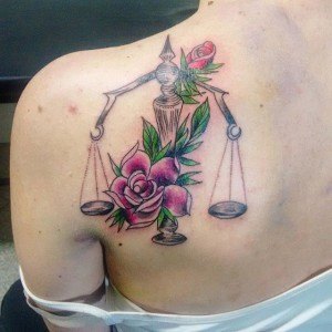 tatouage fleur balance