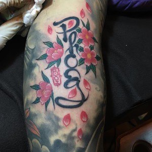tatouage fleur calligraphie