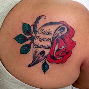 tatouage fleur parchemin