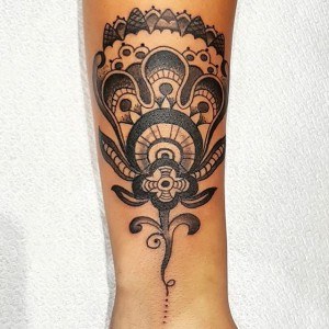 tatouage fleur simple ethnique