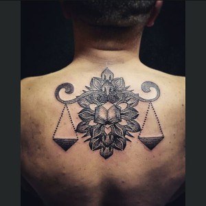 tatouage fleurs balance