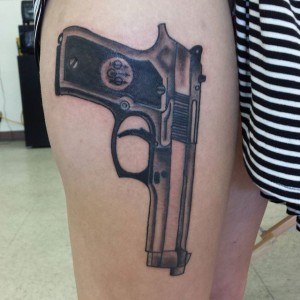 tatouage grand pistolet