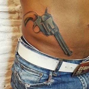 tatouage hanche pistolet