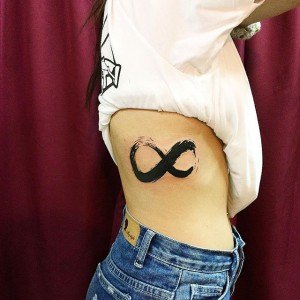 tatouage femme infini