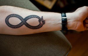 tatouage serpent infini