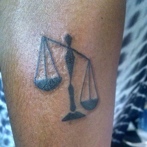 tatouage jambe balance