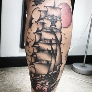 tatouage jambe bateau