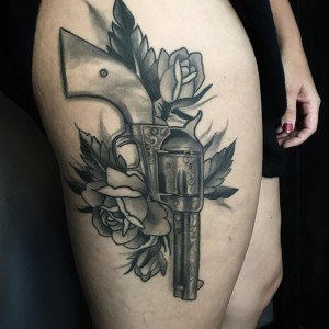 tatouage jambe pistolet