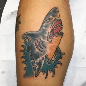 tatouage jambe requin