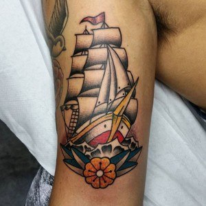 tatouage joli bateau