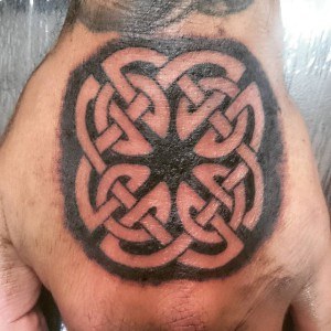 tatouage main celtique