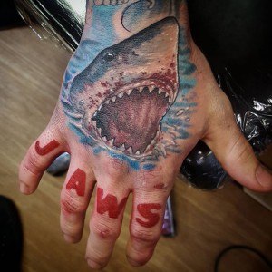 tatouage main requin