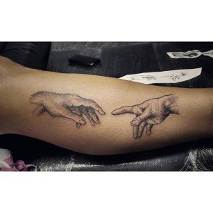 tatouage mains simple