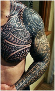 tatouage marquisien poitrine noire