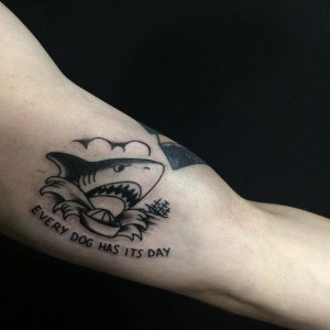 tatouage message requin