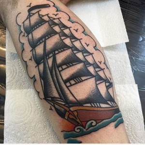 tatouage mollet bateau