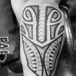 tatouage mollet ethnique
