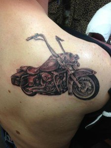 tatouage épaule moto