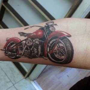 tatouage moto avant bras