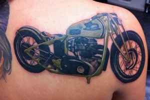 tatouage moto épaule