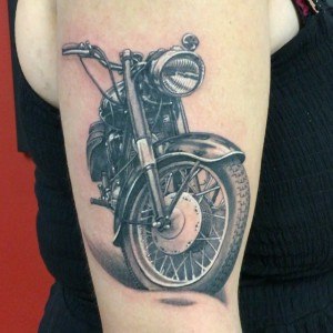 tatouage moto deux roues
