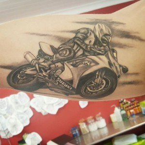 tatouage avant bras moto
