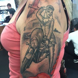 tatouage femme moto