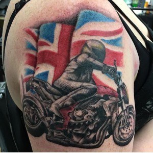 tatouage moto drapeau