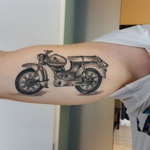 tatouage moto moderne