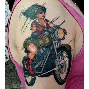 tatouage moto femme