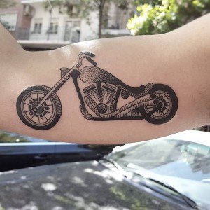 tatouage petite moto 