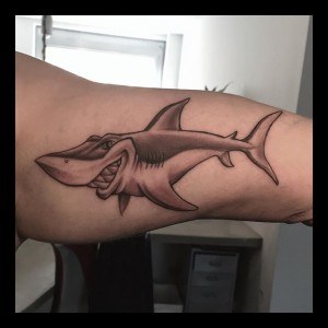 tatouage noir requin