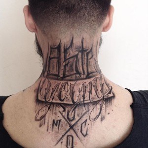 tatouage nuque calligraphie