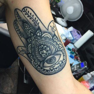 tatouage oeil ethnique
