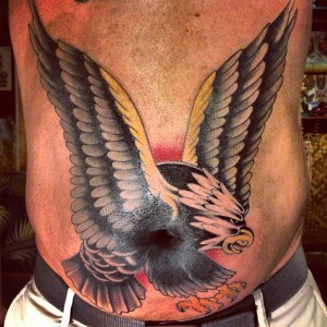 tatouage oiseau nombril