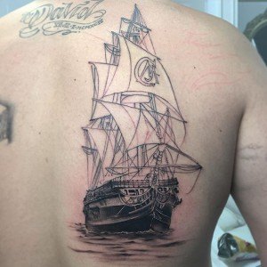 tatouage omoplate bateau