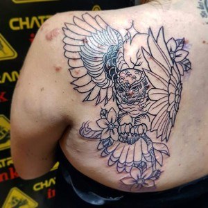 tatouage omoplate cicatrice