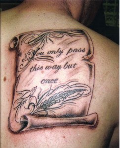 tatouage omoplate parchemin