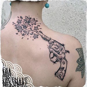 tatouage omoplate pistolet