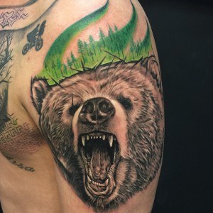 tatouage tête ours épaule
