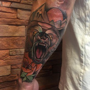 tatouage arrière avant bras ours