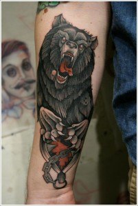tatouage noir rouge ours