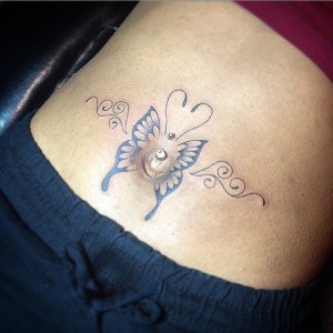 tatouage papillon nombril