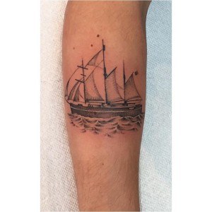 tatouage petit bateau
