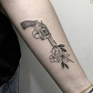 tatouage petit pistolet