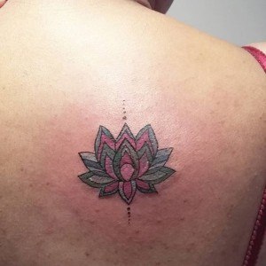 tatouage petite fleur ethnique
